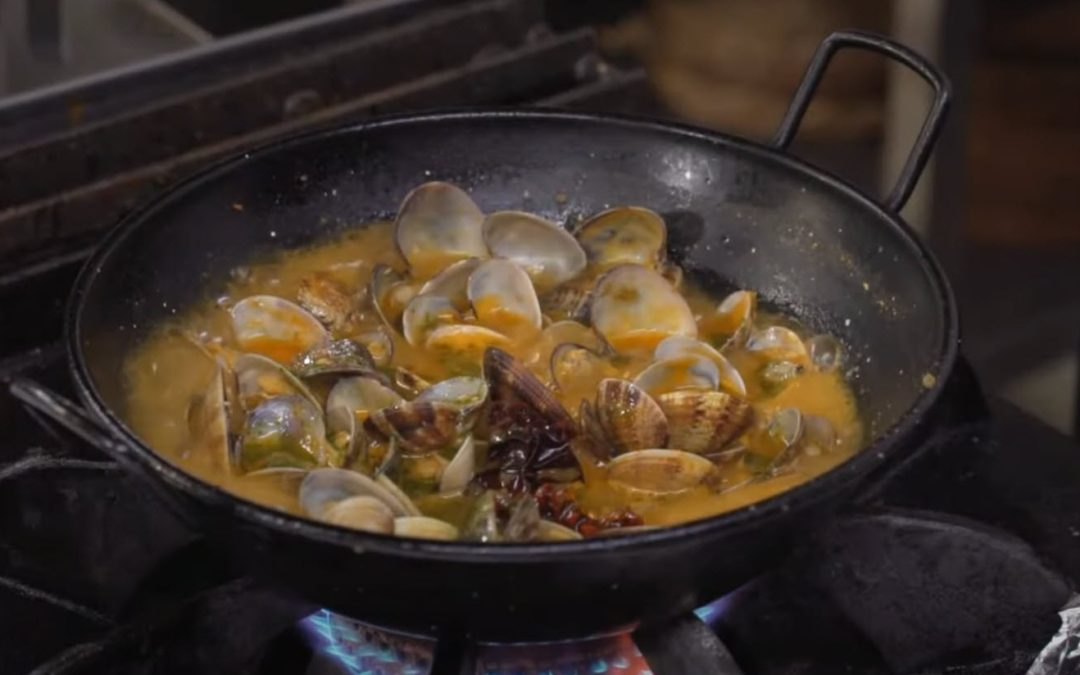 Clams in marinara style